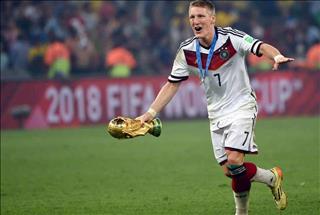 ‘Bastian là một trong những cầu thủ vĩ đại nhất của Đức!’