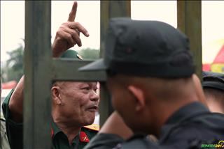 VIDEO Hỗn loạn trước cổng Liên đoàn: Thương binh ném nạng, trèo rào đòi mua vé