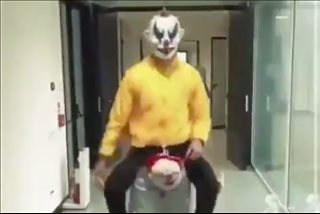 VIDEO: Nhìn chú hề này, có ai đoán được là cầu thủ nào?