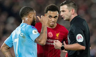 Alexander-Arnold thừa nhận để bóng chạm tay, nhưng...