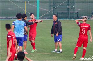 ẢNH: Nhường Văn Toàn, Công Phượng bị thầy Lee chỉnh