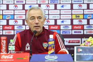 HLV UAE giận dữ với tình huống học trò ăn thẻ đỏ