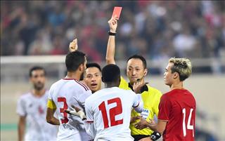 Video: Pha ăn thẻ đỏ của cầu thủ UAE sau khi phạm lỗi với Tiến Linh