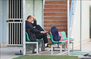 ẢNH: HLV Park Hang Seo ôm đầu trầm ngâm trước trận gặp ĐT Thái Lan