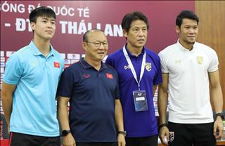 Họp báo trước trận Việt Nam vs Thái Lan: HLV Nishino áp lực, HLV Park Hang Seo quyết tâm