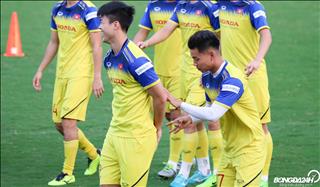 ẢNH: Bị thầy Park chỉnh, Vũ Văn Thanh quay ra búng mông Duy Mạnh