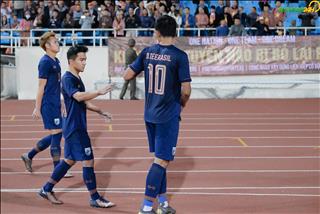 Fan Thái trần trùng trục cổ vũ trong trận hoà Việt Nam