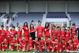 Trước ngày đi Bỉ, Công Phượng sắm vai người truyền lửa cho các cầu thủ nhí