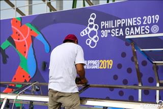 ẢNH: Một ngày trước trận mở màn của ĐT U22 Việt Nam, SVĐ Binan vẫn ngổn ngang