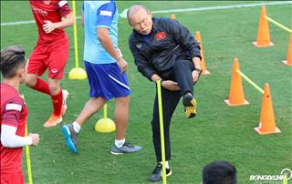 ẢNH: Chiều cao hạn chế, thầy Park thị phạm đầy hài hước trên sân tập