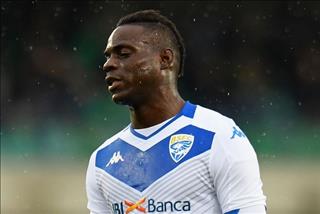 Được Chủ tịch LĐBĐ Italia chống lưng, Balotelli vẫn bị Mancini ngoảnh mặt trên tuyển