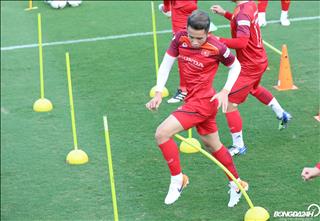 ẢNH: Quang Hải, Hồng Duy,... gặp khó trong bài tập của thầy Park