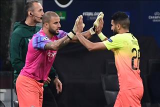 Thủ môn Kyle Walker bị đồng đội Man City lôi ra làm trò cười