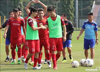 ẢNH: Duy Mạnh và Tuấn Anh chơi trò lạ trên sân tập của ĐT Việt Nam