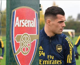 Newcastle thừa nước đục thả câu vụ đội trưởng Arsenal