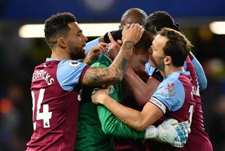 Thủ môn West Ham bật khóc sau màn ra mắt trong mơ trước Chelsea