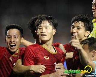 Thắng ngược U22 Indonesia, U22 Việt Nam nhận mưa lời khen