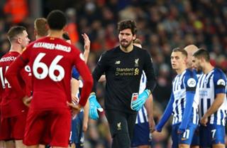 Người hùng Van Dijk bảo vệ Alisson sau tấm thẻ đỏ tai hại