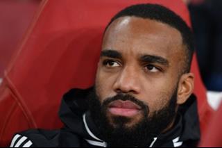 Rafa Benitez ủng hộ quyết định để Lacazette ngồi dự bị
