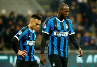 Xuống hạng hai gặp nhau, Lukaku bị đồng đội cũ MU cà khịa