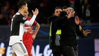 Hoảng hồn vì fan quá khích, Ronaldo vung tay định cho ăn vả