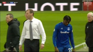 Bom tấn của Everton trở thành trò cười trên sân Old Trafford