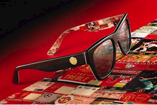 Hài hước: MU chơi trội, bán... kính râm mùa Giáng sinh