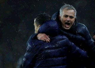 Vượt mặt MU, HLV Jose Mourinho cảnh báo Chelsea