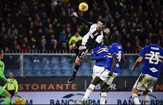 Ronaldo lập siêu phẩm, HLV Juventus thốt lên... chửi thề