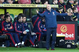 Arsenal suýt thua Norwich: HLV mới, thảm cảnh cũ