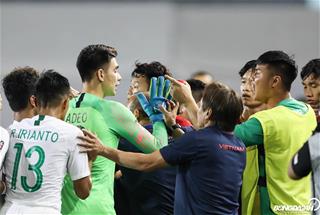ẢNH: Tính cà khịa, thủ môn U22 Indonesia bị Văn Toản dằn mặt