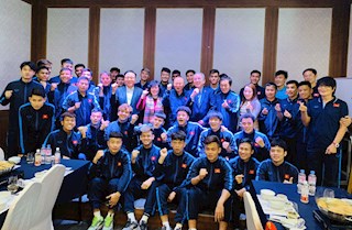 Đại sứ đặc mệnh toàn quyền Việt Nam tại Hàn Quốc đến thăm đội tuyển U23 Việt Nam