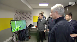 Bị huyền thoại MU chen ngang phá đám, Mourinho cười trừ sự thiếu chuyên nghiệp
