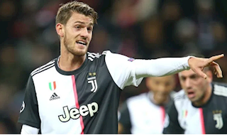 Cầu thủ nhiễm Covid-19 đầu tiên đang trên đà hồi phục