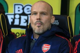 HLV Wenger lên tiếng về khả năng Ljungberg ký hợp đồng dài hạn với Arsenal