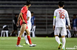 ẢNH: Không chỉ Quang Hải, cầu thủ Singapore cũng dính chấn thương ghê rợn vì cỏ nhân tạo