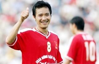 Ăn mừng bàn thắng bằng cách ôm hôn ... trọng tài