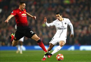 Bị Manucians ném chai nước, Di Maria trả thù bằng cú đúp kiến tạo