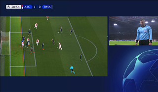 ‘Real Madrid đã được VAR cứu vớt trước Ajax, nhưng…’