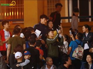 Thủ thành Bùi Tiến Dũng bị bao vây trong trận tranh Siêu cúp QG