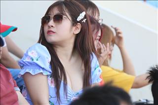 Chùm ảnh: Bỏng mắt với hình ảnh CĐV xinh đẹp tại Campuchia