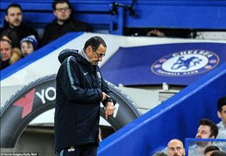 HLV Sarri bị CĐV Chelsea sỉ nhục ngay trong trận thua M.U
