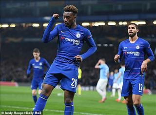 Tạm thời an toàn, Sarri vẫn lo sợ thảm họa ập lên Chelsea