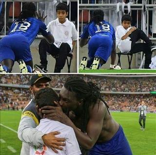 Ăn mừng kiểu hổ vồ, cầu thủ làm chú bé nhặt bóng chạy mất dép