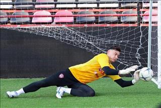 Văn Lâm luyện năng lực phản xạ trước đại chiến với Bangkok United