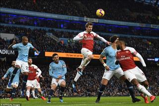 Arsenal phơi áo ở Etihad: Cơn bệnh kinh niên nơi hàng phòng ngự