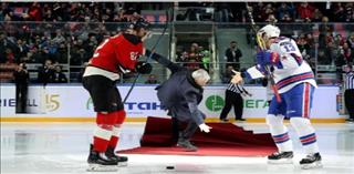 VIDEO: Jose Mourinho ngã chổng vó trên sân băng