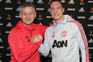 CHÍNH THỨC: MU giữ chân thành công Phil Jones