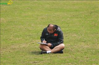 Chùm ảnh: Bí ẩn tờ giấy Park Hang Seo viết trong buổi tập sáng 12/3