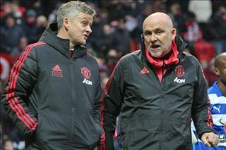 Trợ lý HLV Mike Phelan của MU bị chỉ trích vì chúc mừng Liverpool lập kỳ tích
